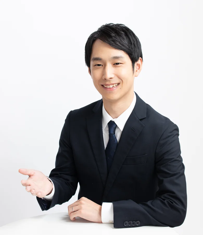 テーブルで手を添え、笑顔で話す森田貴弥
